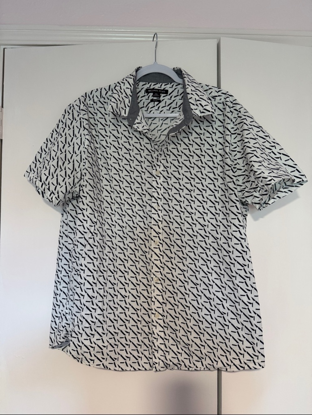 Men’s Navy and White Button Up Short Sleeve Shirt